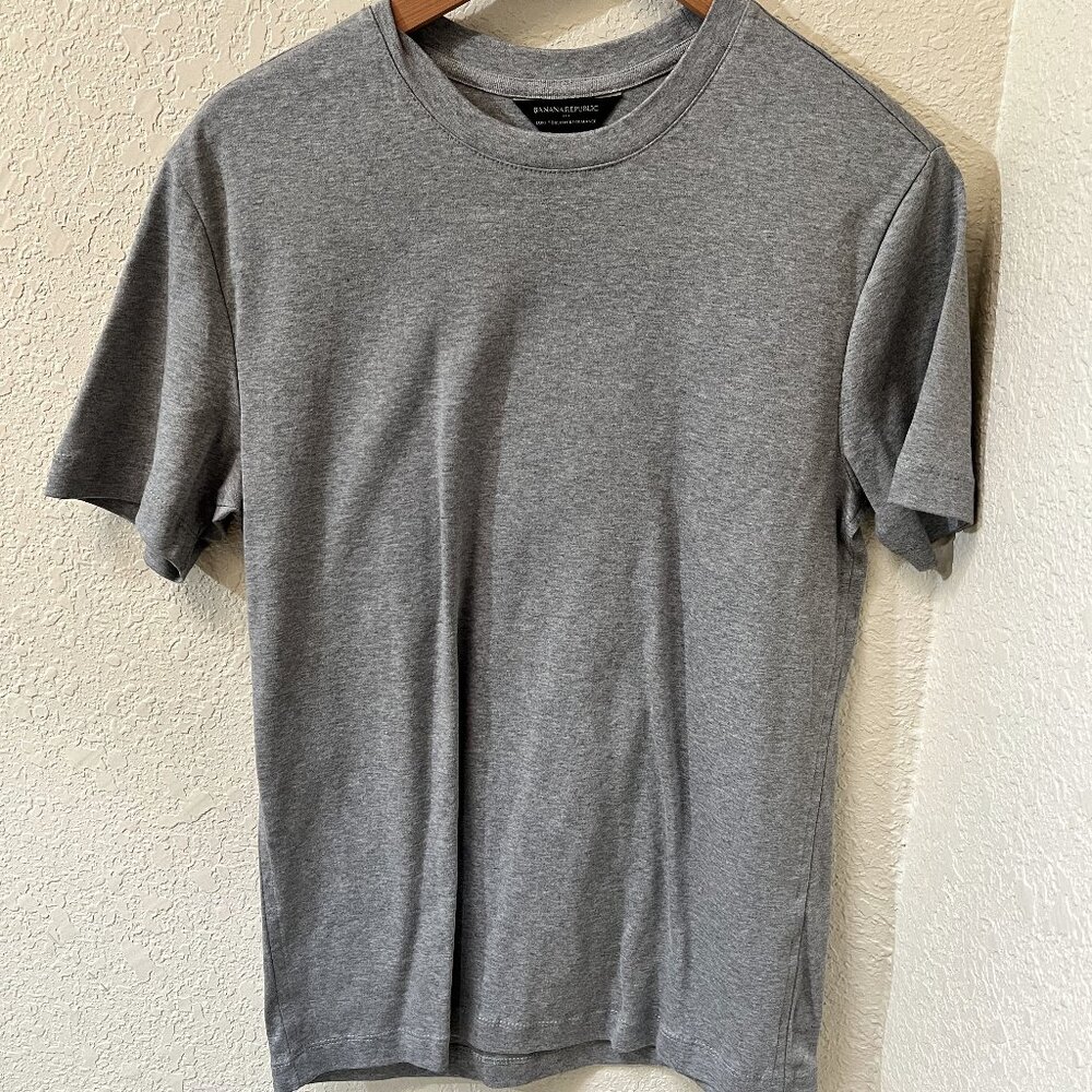Banana Republic Light Grey Luxury-Touch Performance T-Shirt Small Short Sleeve